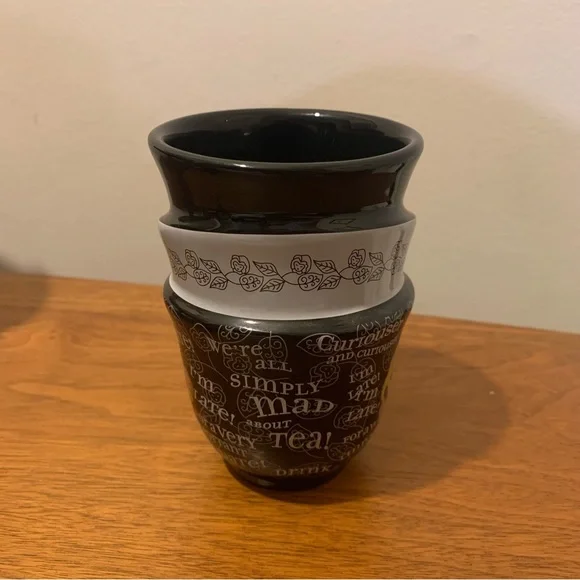 Alice in Wonderland Teacup - Picture 2 of 6